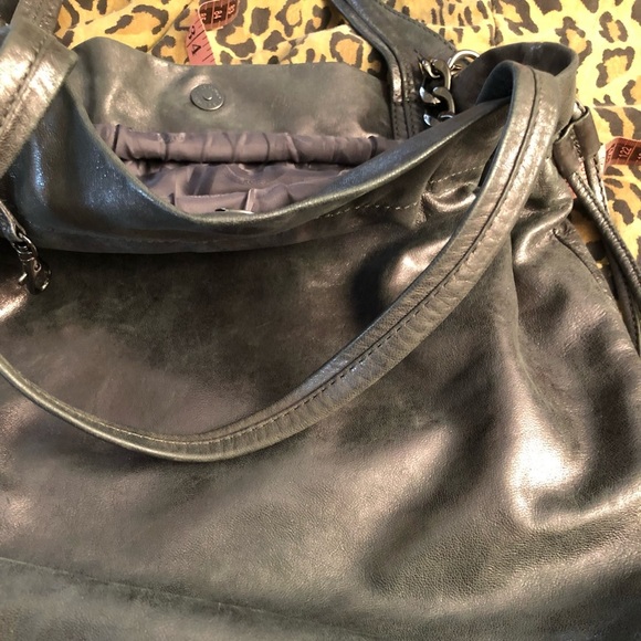 Micheal Kors large silver pewter metallic ultra soft bag long adjustable - Picture 5 of 15